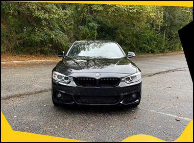 Czarny BMW serii 4 coupe widok z przodu