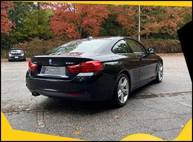 Czarny BMW serii 4 coupe widok z tyłu