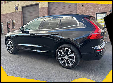 Czarny Volvo XC60 SUV