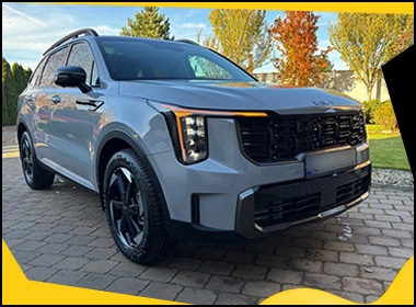 Srebrny SUV marki Kia