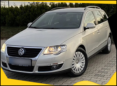 Srebrny Volkswagen Passat kombi