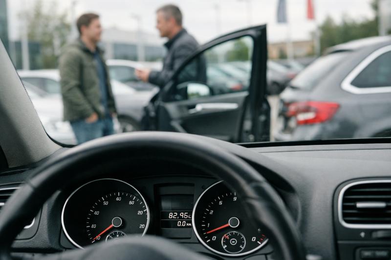 Czy przebieg ma wpływ na wartość samochodu?